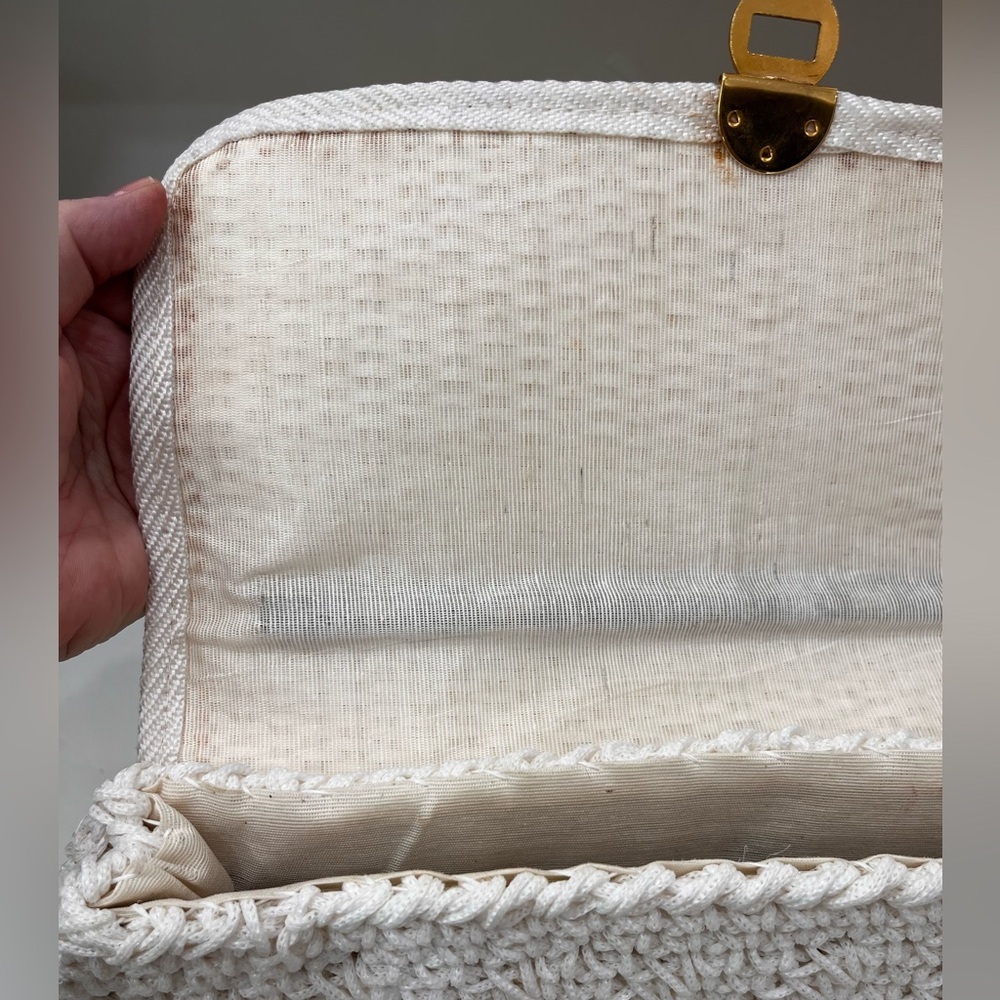 Rattan raffia woven crochet white 60โs kitschy mod purse with brass hardware - Picture 7 of 11